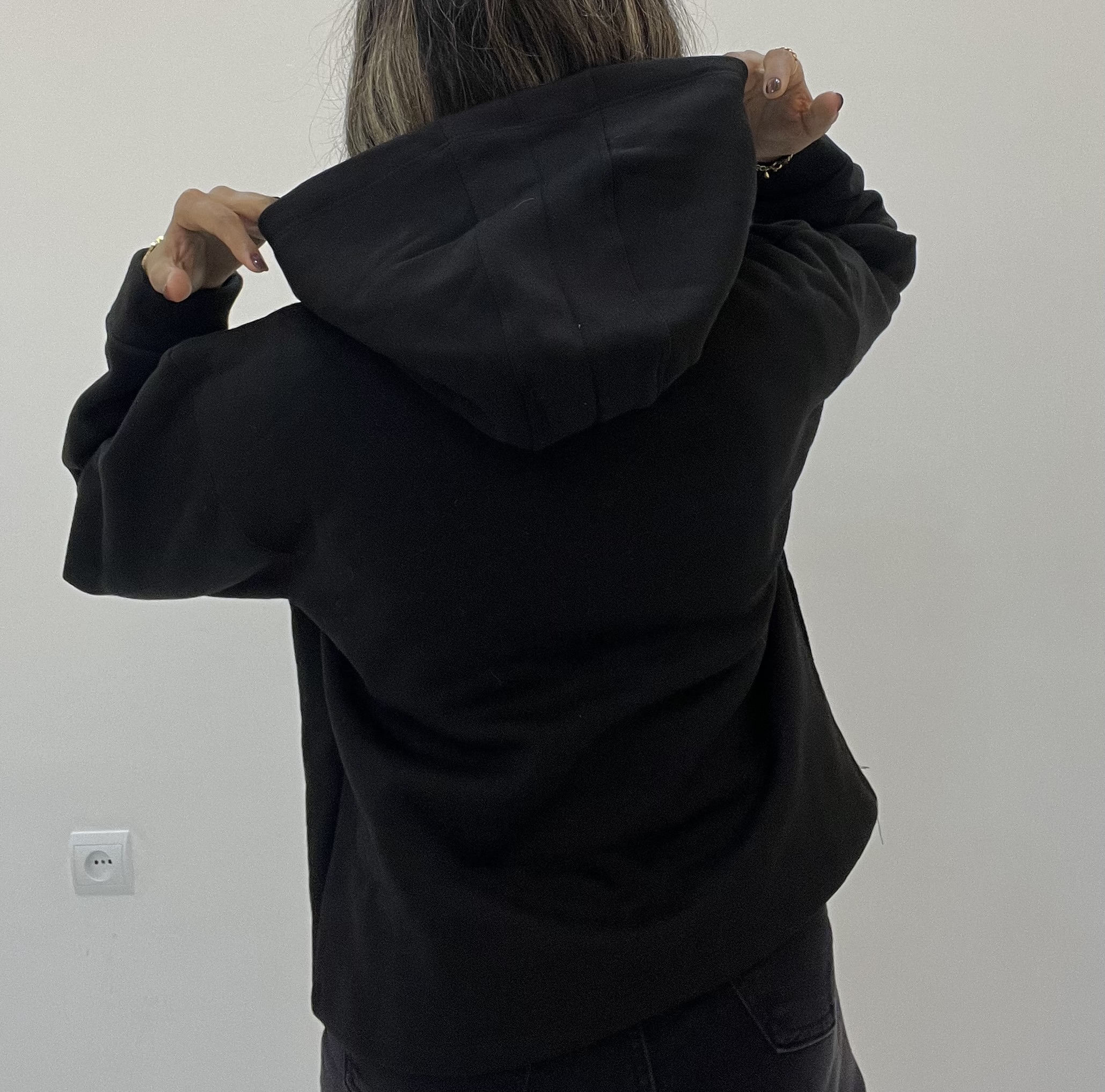 تصویر هودی مشکی 